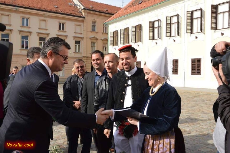 Paška janjetina na trgu Sv. Marka u Zagrebu Paška janjetina na trgu Sv. Marka u Zagrebu