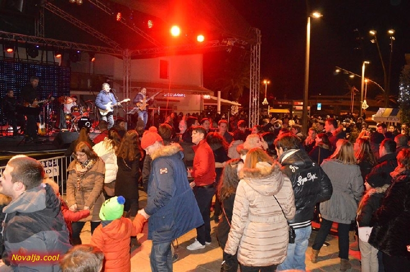 Novljani dočekali Novu uz grupu Dalmatino Novljani dočekali Novu uz grupu Dalmatino
