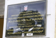 Vukovarski stožer za umrlog Pajčića pokrio dvojezičnu ploču crnom plahtom Vukovarski stožer za umrlog Pajčića pokrio dvojezičnu ploču crnom plahtom