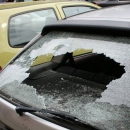 Rukom razbio zadnje vjetrobransko stalo na osobnom automobilu 
