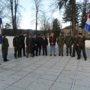 Branitelji iz Raba položili cvijeće i zapalili svijeće kod spomenika braniteljima u Otočcu 