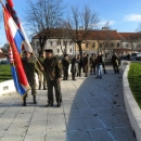 Branitelji iz Raba položili cvijeće i zapalili svijeće kod spomenika braniteljima u Otočcu 
