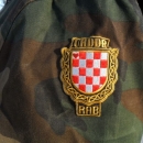 Branitelji iz Raba položili cvijeće i zapalili svijeće kod spomenika braniteljima u Otočcu 