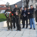 Branitelji iz Raba položili cvijeće i zapalili svijeće kod spomenika braniteljima u Otočcu 