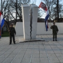 Branitelji iz Raba položili cvijeće i zapalili svijeće kod spomenika braniteljima u Otočcu 