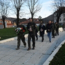 Branitelji iz Raba položili cvijeće i zapalili svijeće kod spomenika braniteljima u Otočcu 