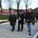 Branitelji iz Raba položili cvijeće i zapalili svijeće kod spomenika braniteljima u Otočcu 