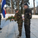 Branitelji iz Raba položili cvijeće i zapalili svijeće kod spomenika braniteljima u Otočcu 