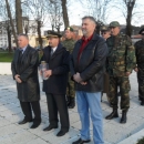 Branitelji iz Raba položili cvijeće i zapalili svijeće kod spomenika braniteljima u Otočcu 