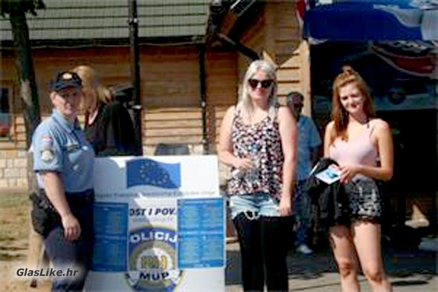 Policija turistima dijelila letke o samozaštiti