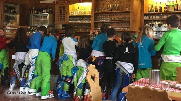 Tatu i mamu pod ruku i na - cugu Tatu i mamu pod ruku i na - cugu