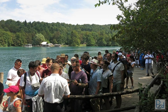 Na Plitvičkima jezerima po posjetiteljima još uvijek - ljeto