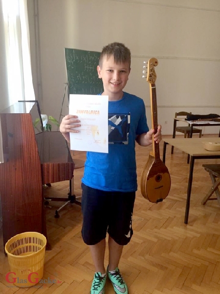Članovi HKUD-a Korenica na radionici sviranja dangubice