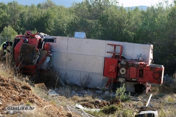 Vozač teretnjaka teško stradao