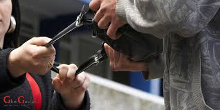 Jedni kradu torbice, drugi lažno uzbunjuju