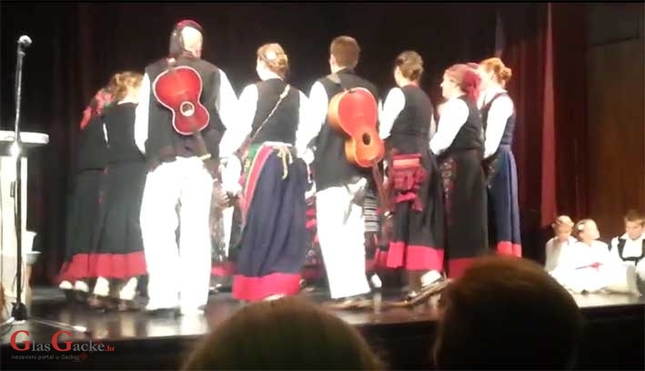Gačanski folkloraši na Božićnom sajmu s primjerenim repertoarom