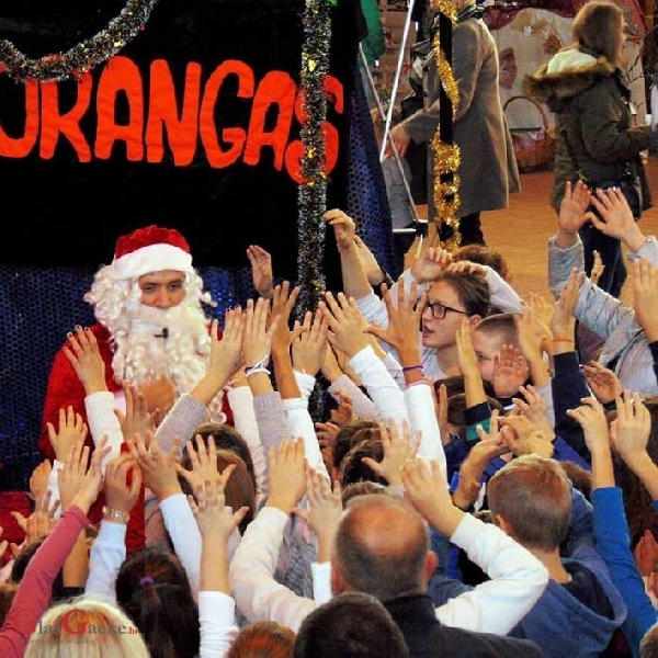 Djed Božićnjak na Božićnom sajmu u Otočcu