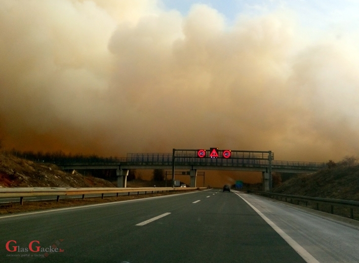 Lančani sudar zbog paljena suhe trave