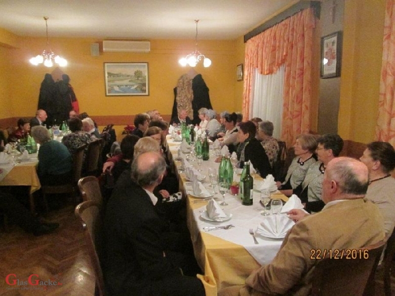 Članovi Matice umirovljenika svečano priredili Božićni domjenak 
