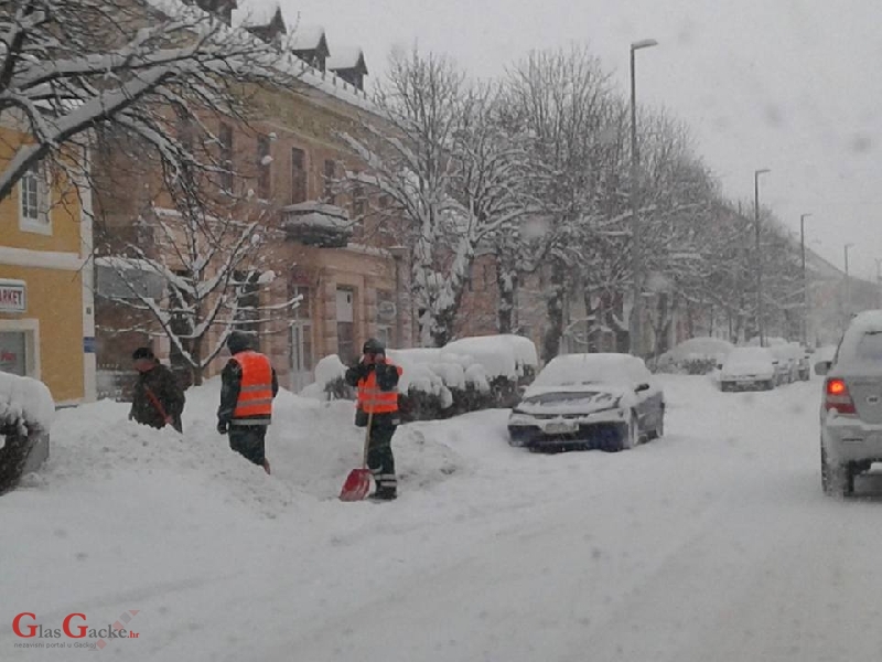 Otočac se probudio sa 30 cm novog snijega 