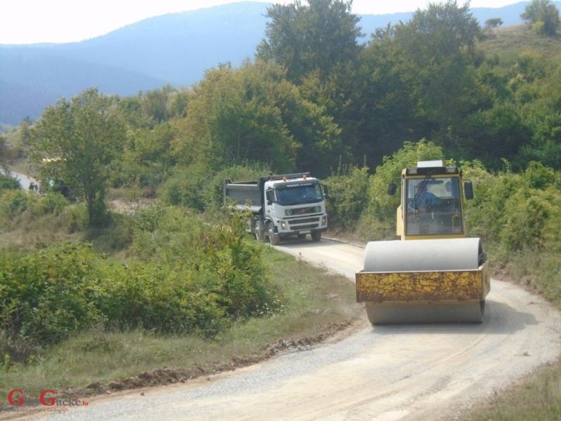 Asfaltiranje cesta u Žižići i Drenovcu