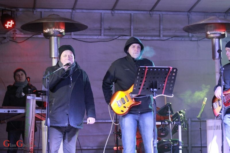 Na Trgu dočekana Nova godina uz Allegro band u izvrsnom raspoloženju 