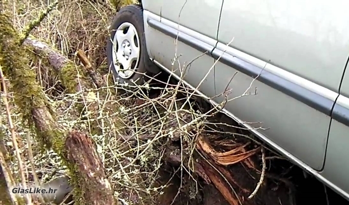 Malo brže vozila pa sletila van kolnika 