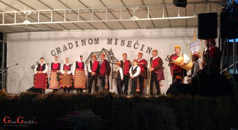 Prva brinjska smotra folklora pod nazivom „Nad Gradinom misečina sija“