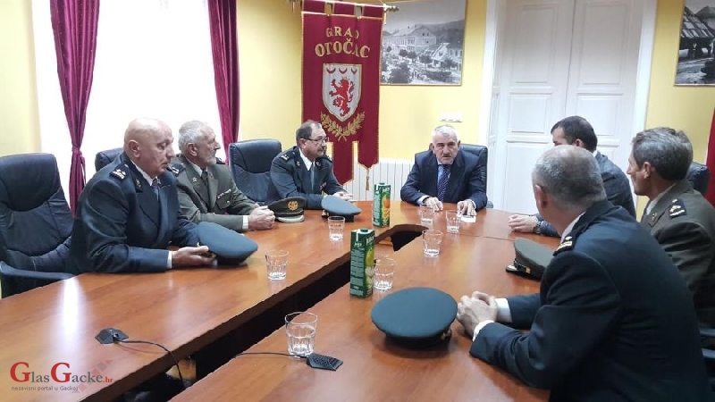 Zapovjednici 133.brigade HV Otočac na prijamu kod gradonačelnika Kostelca 