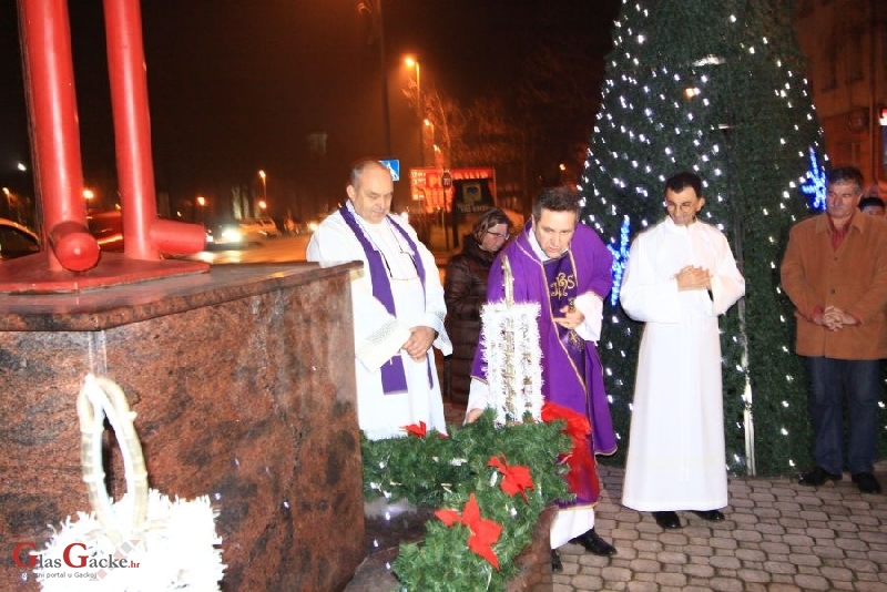 U Otočcu upaljena prva adventska svijeća 