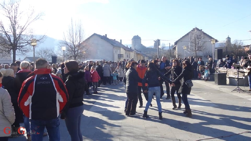 Brinjaci ispratili staru i dočekali Novu 2017 - točno u podne 