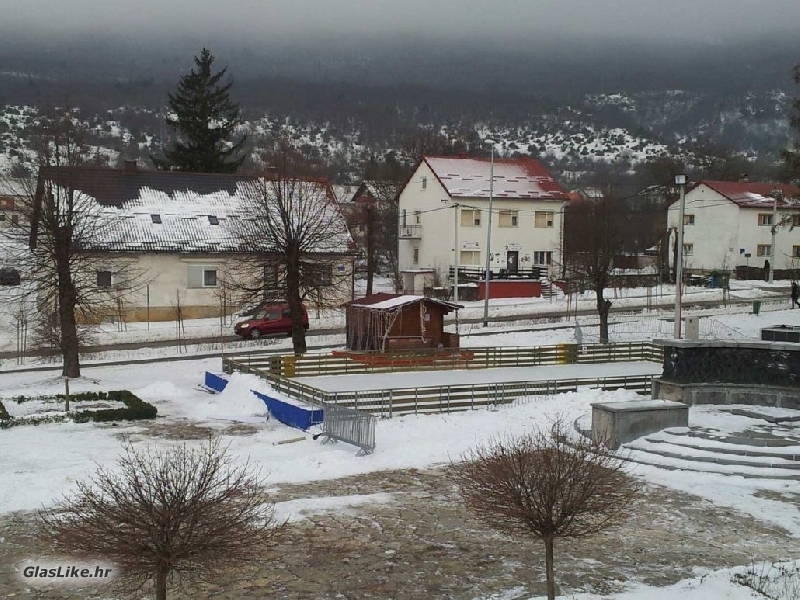 Završeno klizalište u Korenici Završeno klizalište u Korenici