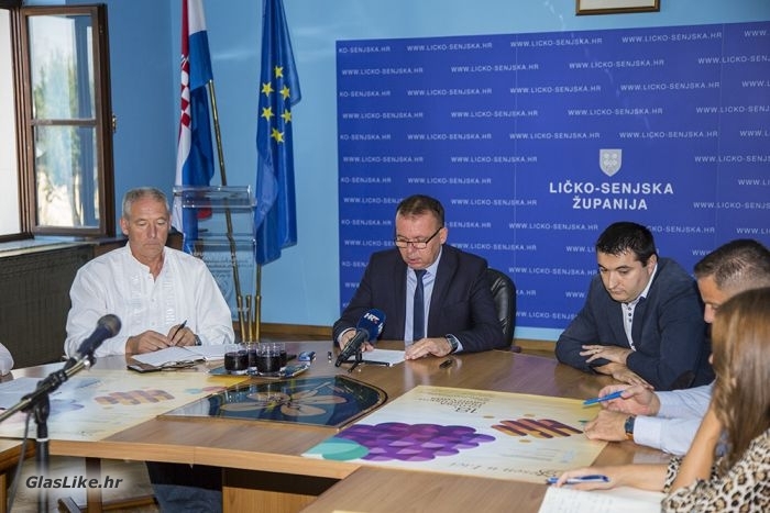 „Lici ja se divim, kroz pjesmu je veličam jer blagoslov je ona Božji naroda mog hrvatskog!“ „Lici ja se divim, kroz pjesmu je veličam jer blagoslov je ona Božji naroda mog hrvatskog!“