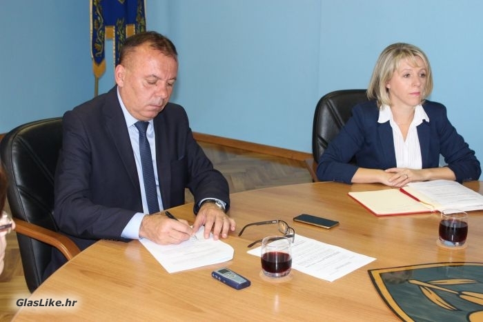 Župan Kolić potpisao Sporazume s ravnateljima osnovnih i srednjih škola 