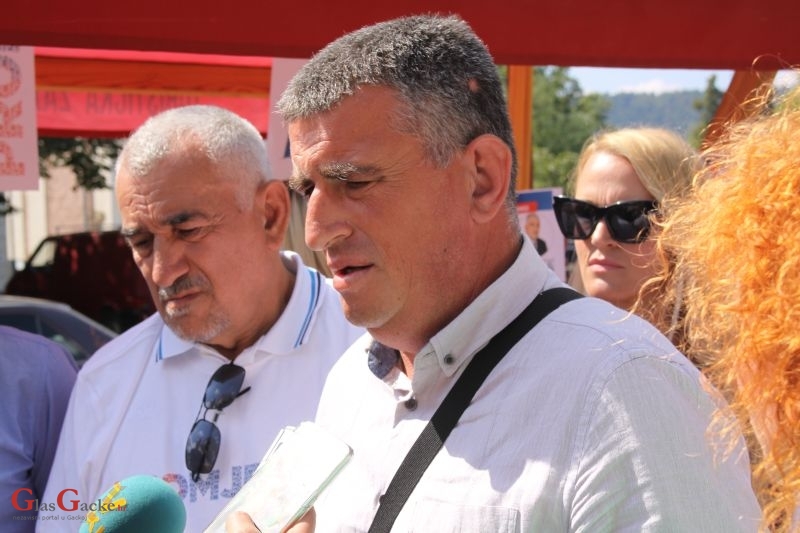 Nositelj liste MOST-a u IX. Izbornoj jedinici Miro Bulj danas je u sklopu predizborne kampanje posjetio Grad Otočac sa kandidatima sa liste.