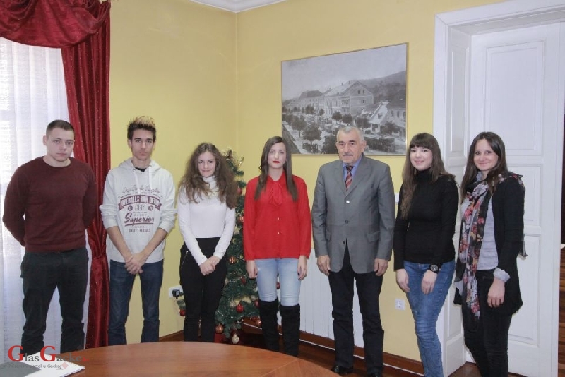 Gradonačelnik Kostelac potpisao ugovore sa sedam polaznika programa za stručno osposobljavanje