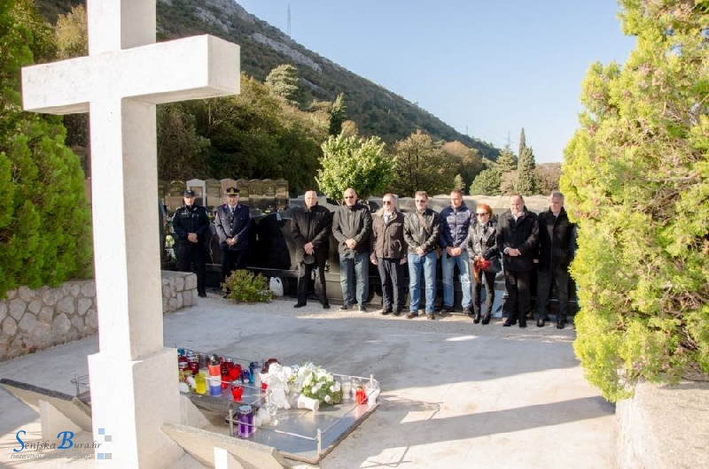 Polaganjem vijenaca i paljenjem svijeća obilježen blagdan Svi svetih