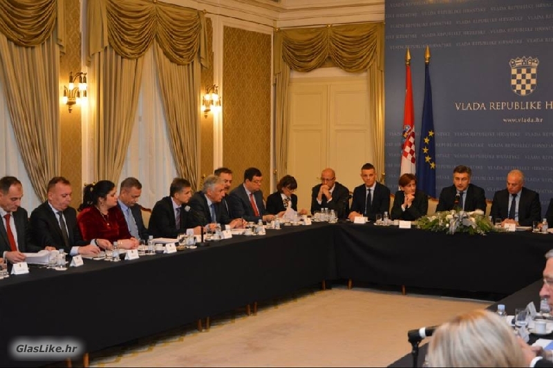  Predsjednik Vlade s čelnicima županija, gradova i općina.