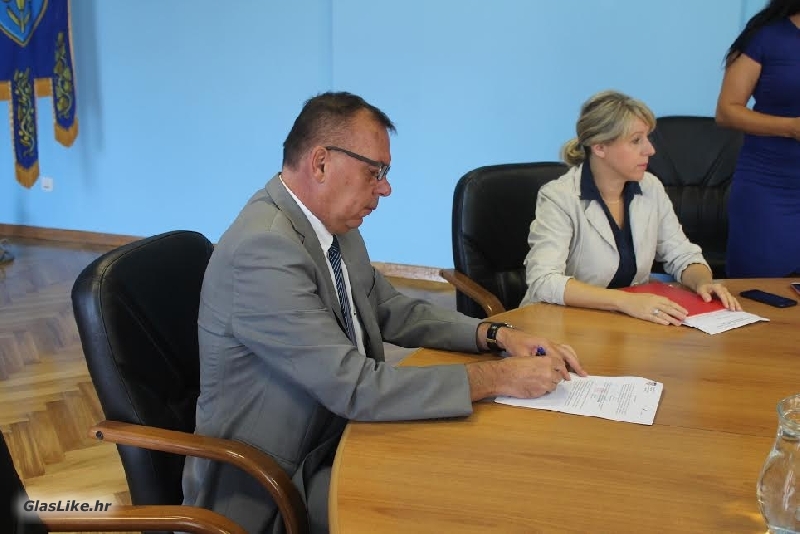 Potpisani Sporazumi u projektu „Mali korak-veliki uspjeh“ Potpisani Sporazumi u projektu „Mali korak-veliki uspjeh“