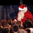Djed Božićnjak na Božićnom sajmu u Otočcu
