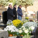 Polaganjem vijenaca i paljenjem svijeća obilježen blagdan Svi svetih