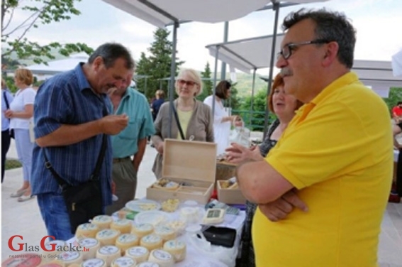 Tomaićev sir škripavac pobjednik 8. Festivala sira u Drnišu