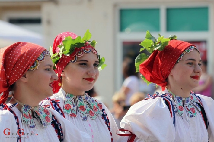 Evo i slik s parade prije smotre folklora u Otošcu