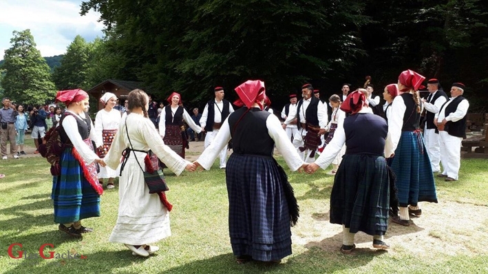 Gačani na Plitvičkim jezerima pjesmom i plesom 