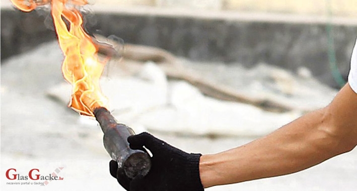 Kanio zapaliti roditelje