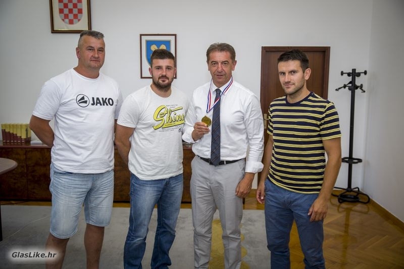 Predstavnici NK "Gospić ¨91" na prijamu kod Župana Milinovića 
