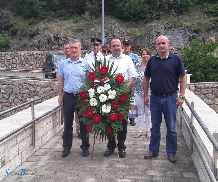 Delegacija odala počast braniteljima povodom Dana državnosti