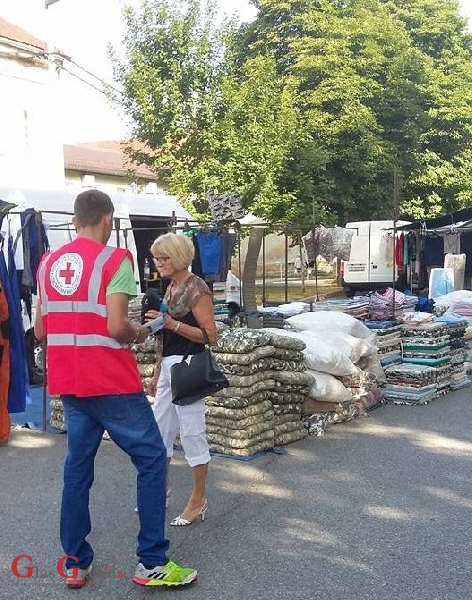 Djelatnici CK Otočac dijelili lepeze sa zdravstvenim preporukama kako se zaštititi od vrućina