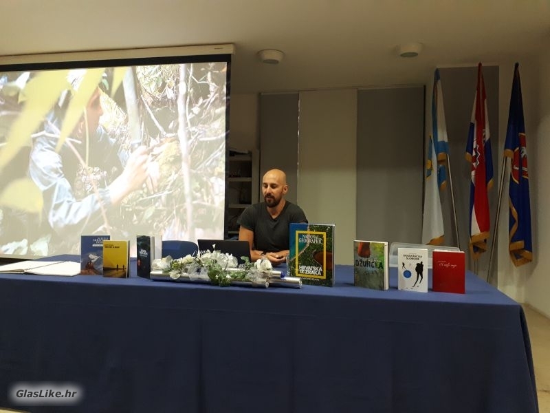 Održano multimedijalno predavanje Davora Rostuhara „Usudi se sanjati“