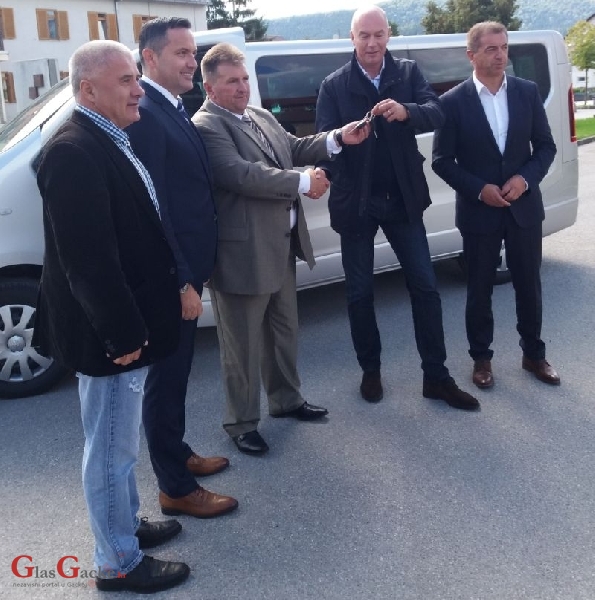 U Brinju je sportašima uručeno kombi vozilo